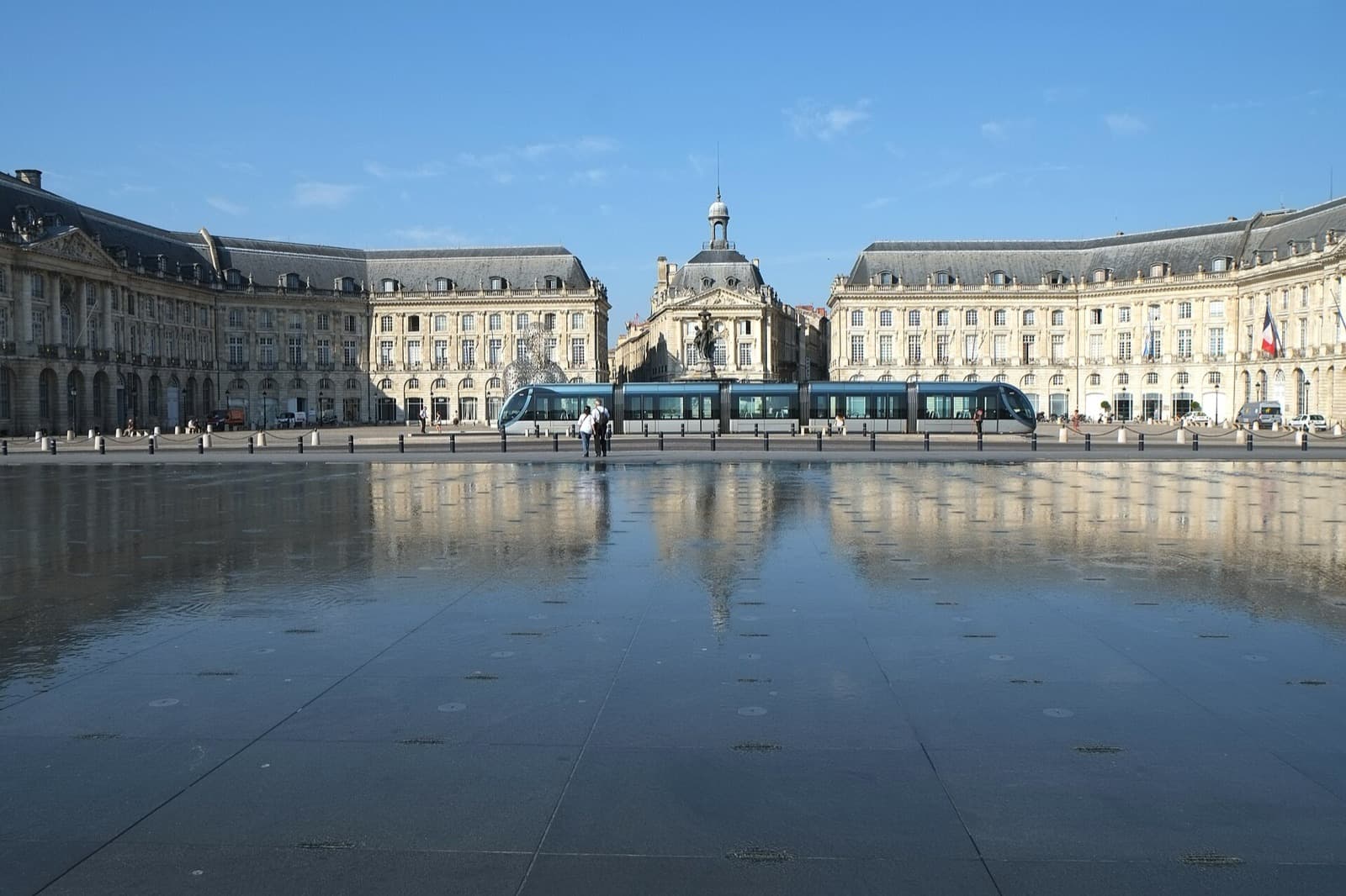 Bordeaux : 139 - Place de la Bourse et le miroir d'eau - Bordeaux.jpg