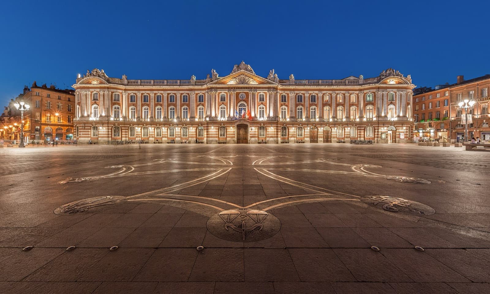 Toulouse : Toulouse Capitole Night Wikimedia Commons.jpg